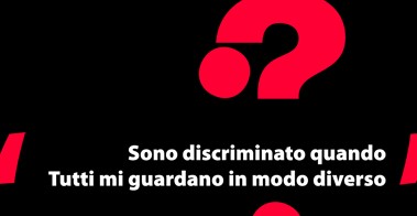 immagine con testo "sono discriminato quando mi guardano in modo diverso"