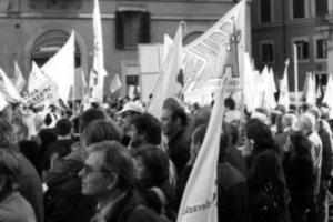 Persone durante una manifestazione della FISH