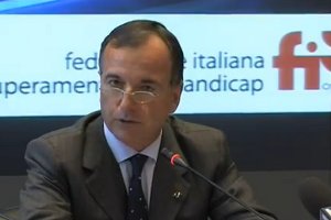 Il Ministro Franco Frattini durante la conferenza stampa