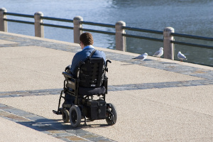 Persona disabile in carrozzina elettronica