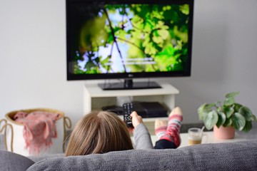 persona che guarda la TV