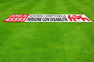 Striscione FISH su campo da calcio