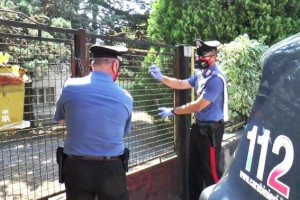 carabinieri davanti un cancello