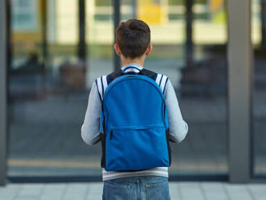 bambino a scuola di spalle